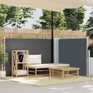 Anthrazitfarbene ausziehbare Seitenmarkise als Sichtschutz auf Terrasse mit Möbeln. Ideal für Garten & Balkon.