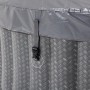 Detailansicht: Mobiler Whirlpool im Rattan Design mit Abdeckung und Verschluss.