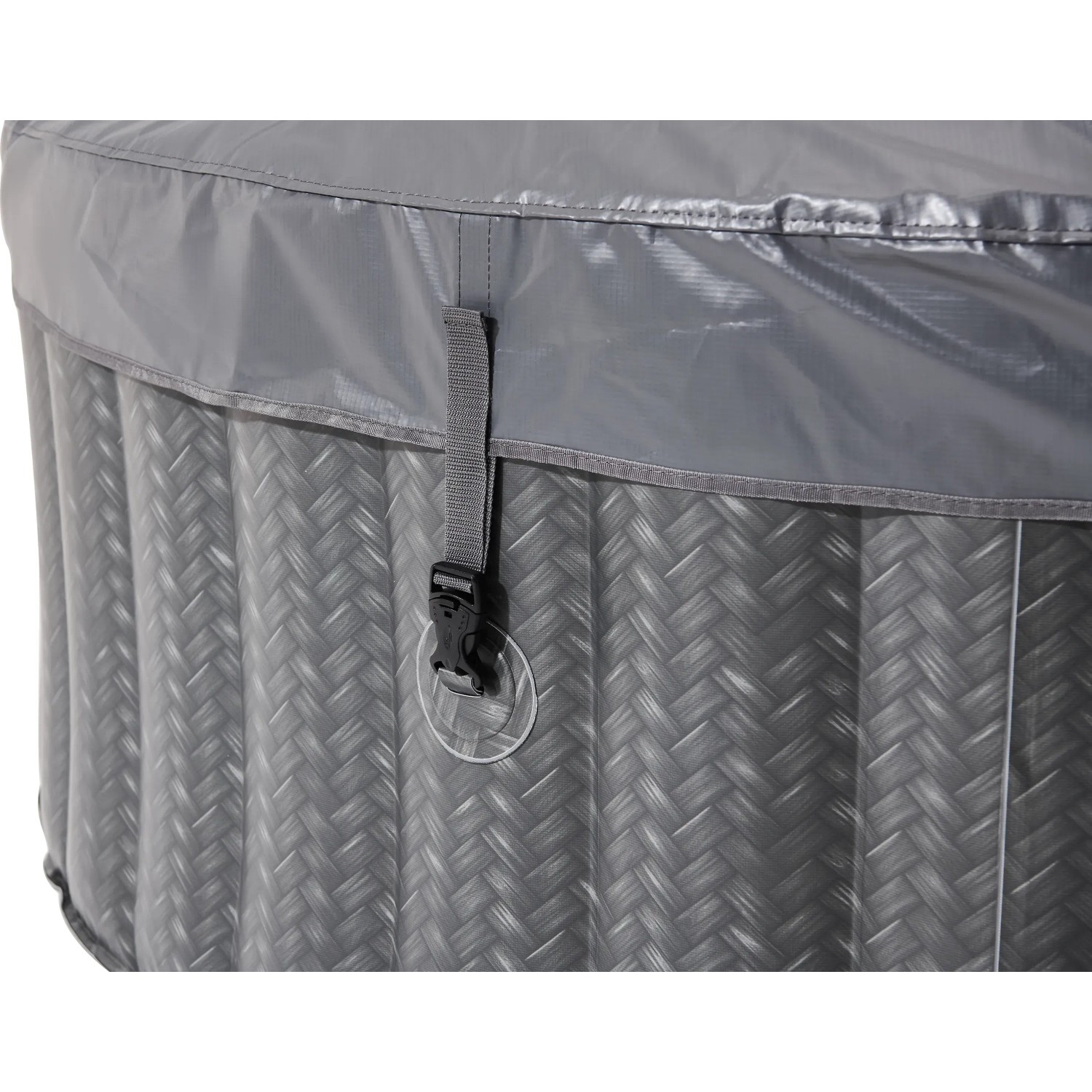Detailansicht: Mobiler Whirlpool im Rattan Design mit Abdeckung und Verschluss.