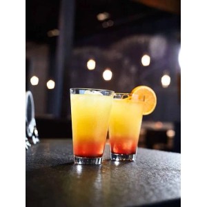 Zwei konische Rastal Conic Gläser mit bunten Cocktails, eines mit Orangenscheibe, auf dunklem Tresen. Ideal für Longdrinks.