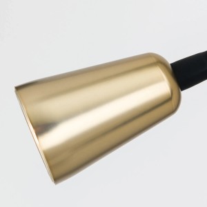 Detailaufnahme: Schwarze Orion Wandleuchte mit goldfarbenem Lampenschirm und Dimmer.