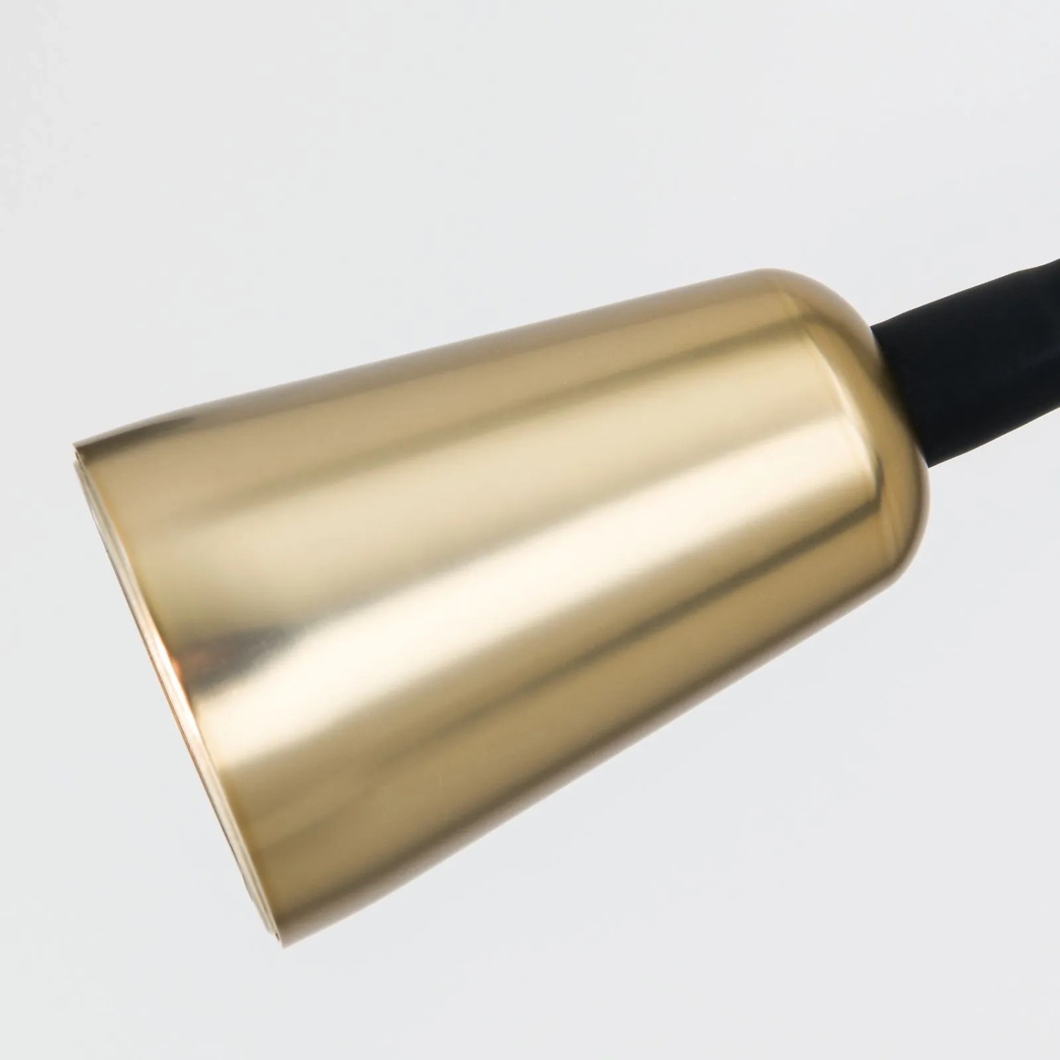 Detailaufnahme: Schwarze Orion Wandleuchte mit goldfarbenem Lampenschirm und Dimmer.