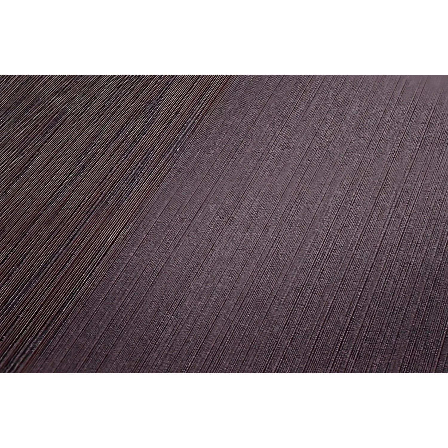 Nahaufnahme der violetten PROFHOME Streifen Tapete mit Textiloptik und matter Oberfläche.