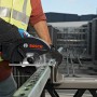 Bosch Professional GKM 18 V-50 Akku-Kreissäge beim Sägen eines Metallprofils.