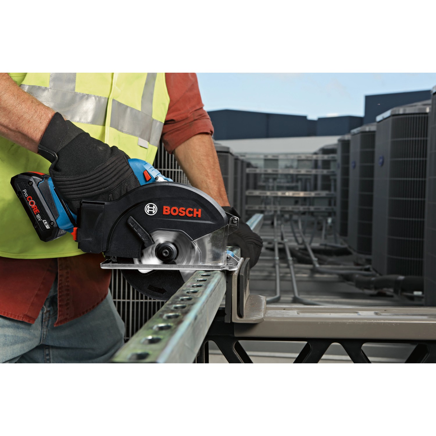 Bosch Professional GKM 18 V-50 Akku-Kreissäge beim Sägen eines Metallprofils.