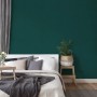 Schlafzimmer mit Bricoflor Uni Tapete in Petrol/Dunkelgrün. Dekorative Vliestapete in Textil Optik.