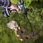 Westfalia Pflanzbohrer-Set im Einsatz: Löcher bohren für Blumenzwiebeln im Garten.