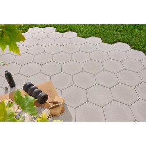 Silbergraue Kann Trittplatte Wabeno in Wabenform als Gartenweg oder Terrassenbelag.