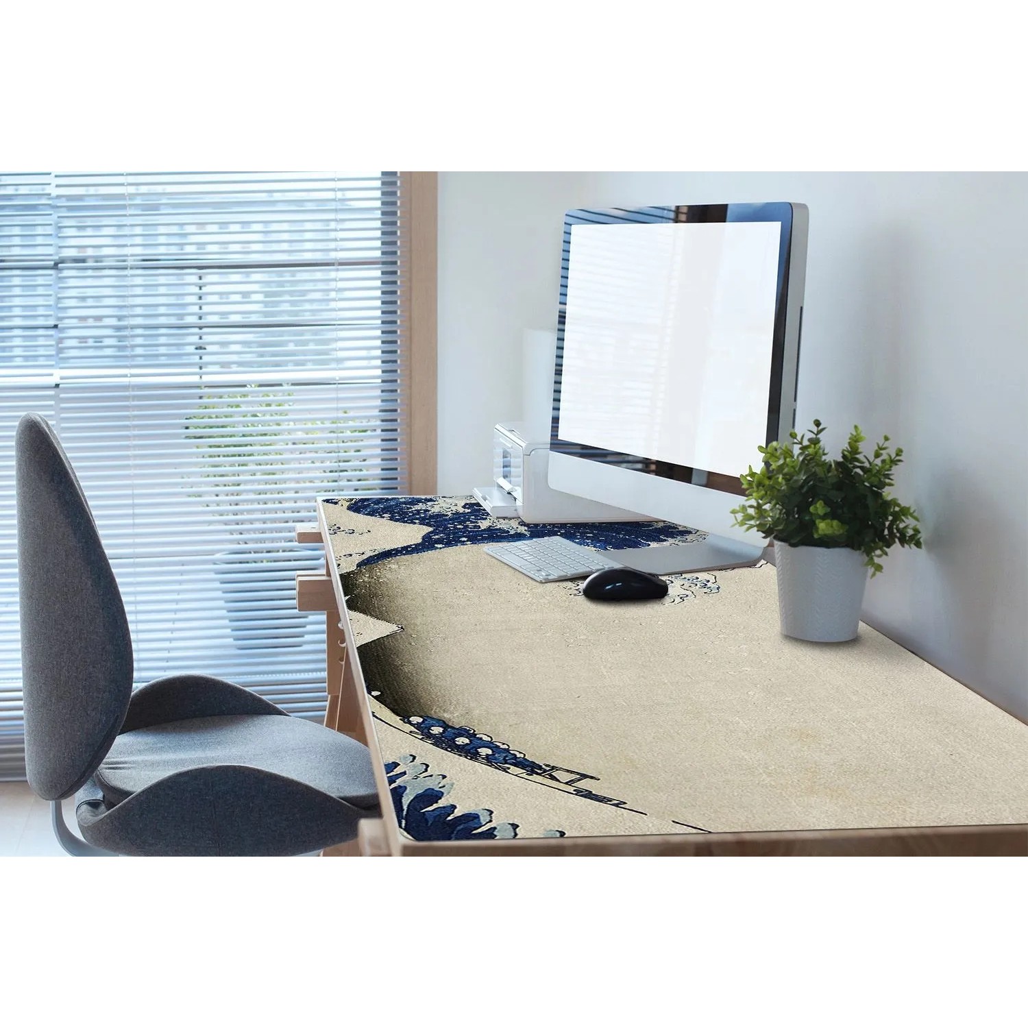 Beige Schreibtischunterlage mit japanischem Wellenmuster auf Schreibtisch. Schützt die Oberfläche, ideal für Büro und Homeoffice.
