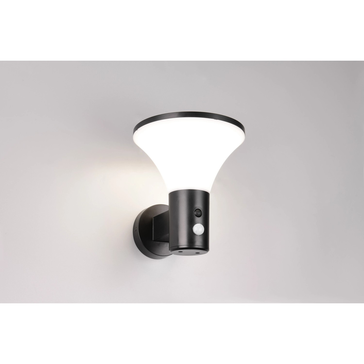 Moderne Reality LED-Außenwandleuchte Gorda in Schwarz matt mit Bewegungsmelder.