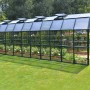 Großes, grünes Palram Canopia Gewächshaus mit Fundamentrahmen im Garten.