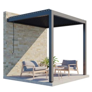 Wandmontierte Huun Pergola Piano in Anthrazit, 300x300 cm, mit Lamellendach und Sitzbereich.