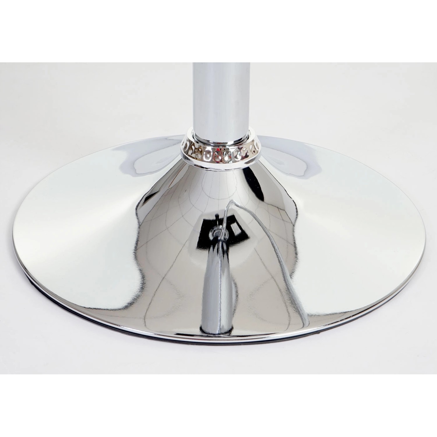 Detailaufnahme: Verchromter Fuß und Gestell des MCW Barhocker A92.