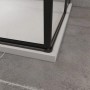 Detailaufnahme Ecke Duschkabine AICA mit schwarzem Rahmen und Drehtür aus Klarglas.