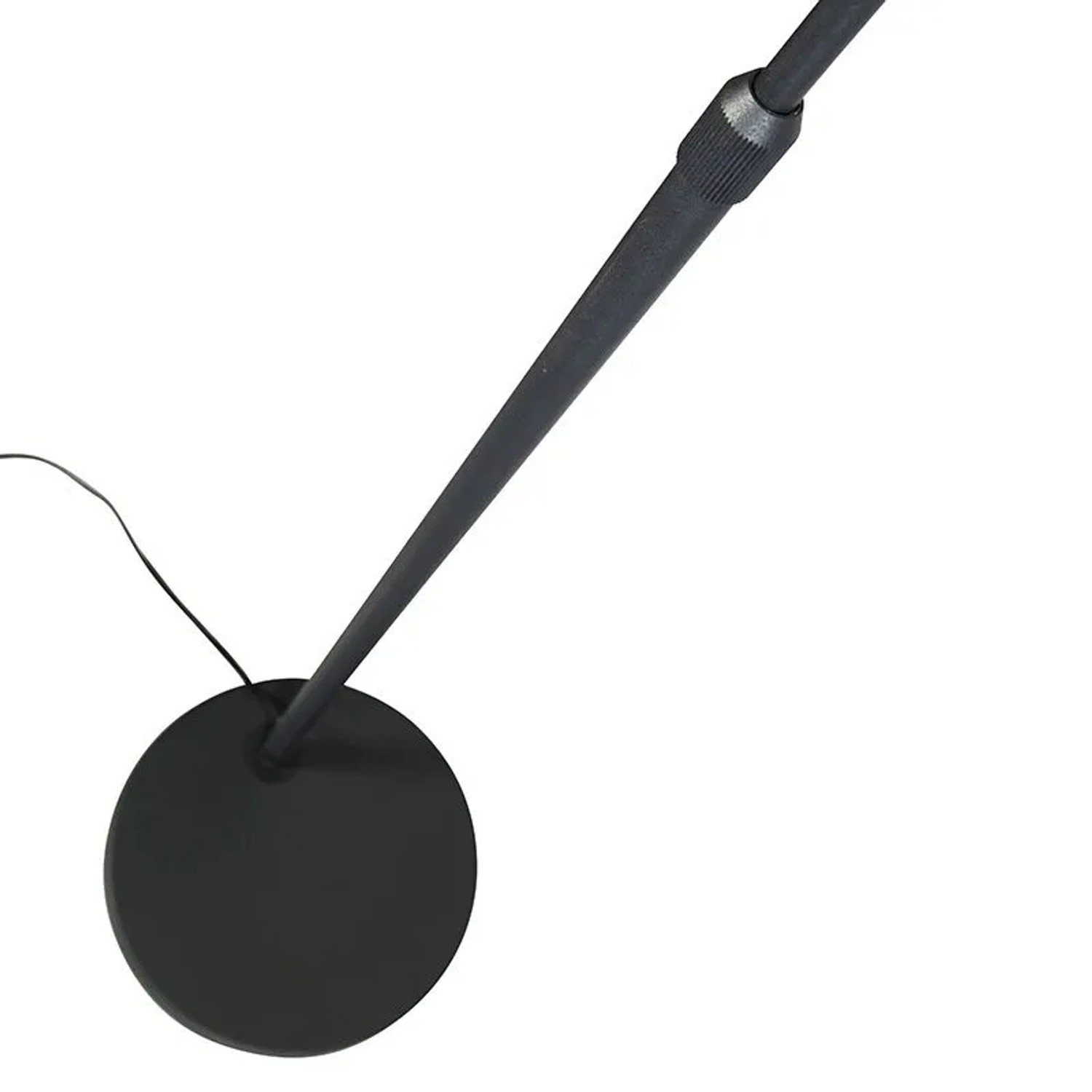 Detailaufnahme der schwarzen Bogenlampe Arc Basic von QAZQA, Innenleuchte mit rundem Fuß und Lampenstange.