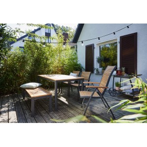 Gartenmöbel-Set mit Klappsessel Bonlee, Tisch, Bank und Stühlen auf einer Terrasse.