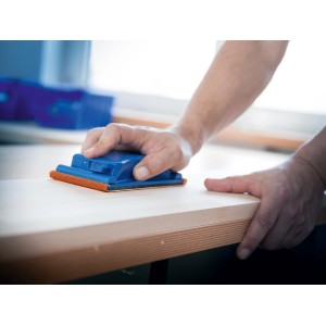 Hand schleift Holz mit LUX Schleifrolle K180 und Schleifklotz. Schleifmittel für Holzbearbeitung.