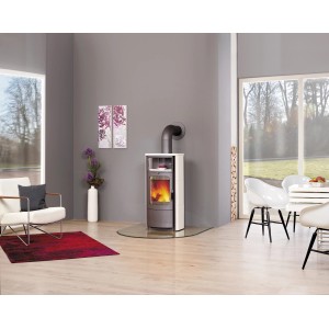 Hark Küchenofen Keramik Weiß 5 kW mit Automatik im Wohnraum mit Möbeln.
