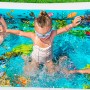 Kinder spielen im Bestway Family Pool 3D Undersea Adventure Planschbecken (262x175x51cm) mit Unterwasserwelt-Motiv.
