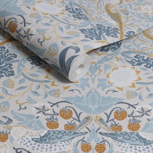 William Morris Vliestapete Strawberry Thief Blau mit Erdbeeren und Vögeln.