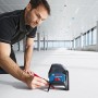 Handwerker justiert Bosch Professional Linienlaser GCL 2-15 auf Baustelle. Präzises Messwerkzeug für Profis.