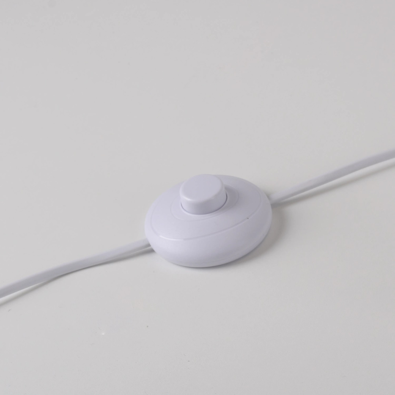Detailaufnahme des weißen Fußschalters der Just Light LED-Stehleuchte LOLAsmart-Naomi.