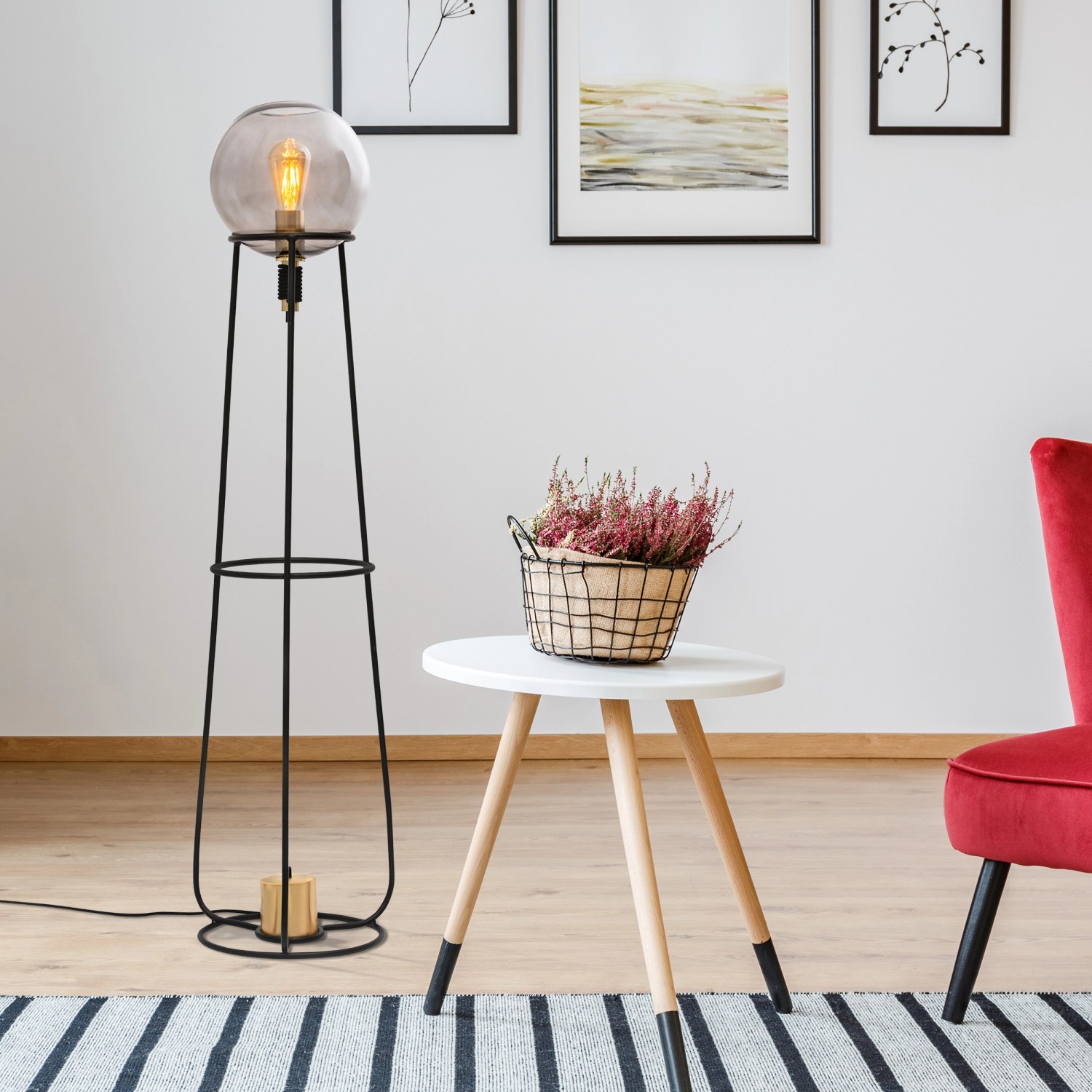 Schwarze Näve Stehleuchte Stelo mit Glaskugel, 128,5 cm hoch, im Wohnraum.