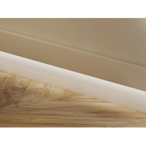 Weiße Vente-unique Sockelleiste Ardeo, 290 cm, aus Polystyrol, am Übergang zum Laminatboden.