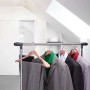 Natürliche Zedernholz-Anzugbügel mit breiter Schulter und Hosenstange für Anzüge und Hosen.
