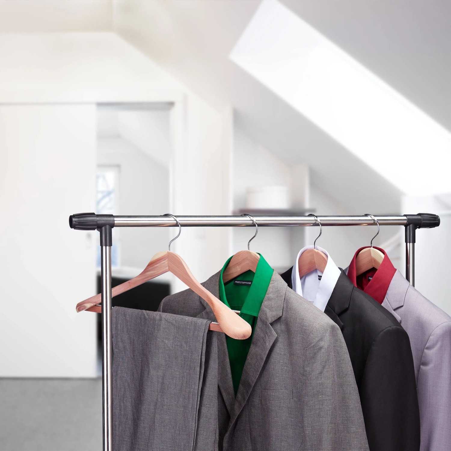 Natürliche Zedernholz-Anzugbügel mit breiter Schulter und Hosenstange für Anzüge und Hosen.