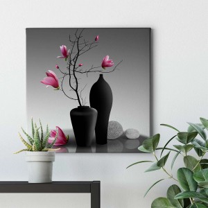 Bricoflor Leinwandbild mit Magnolien, Vase und Steinen in Grau und Pink. Florales Wandbild für Wellness und Entspannung.