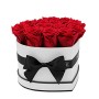Herzförmige Rosenbox mit 13 bordeauxfarbenen Rosen und schwarzer Schleife.