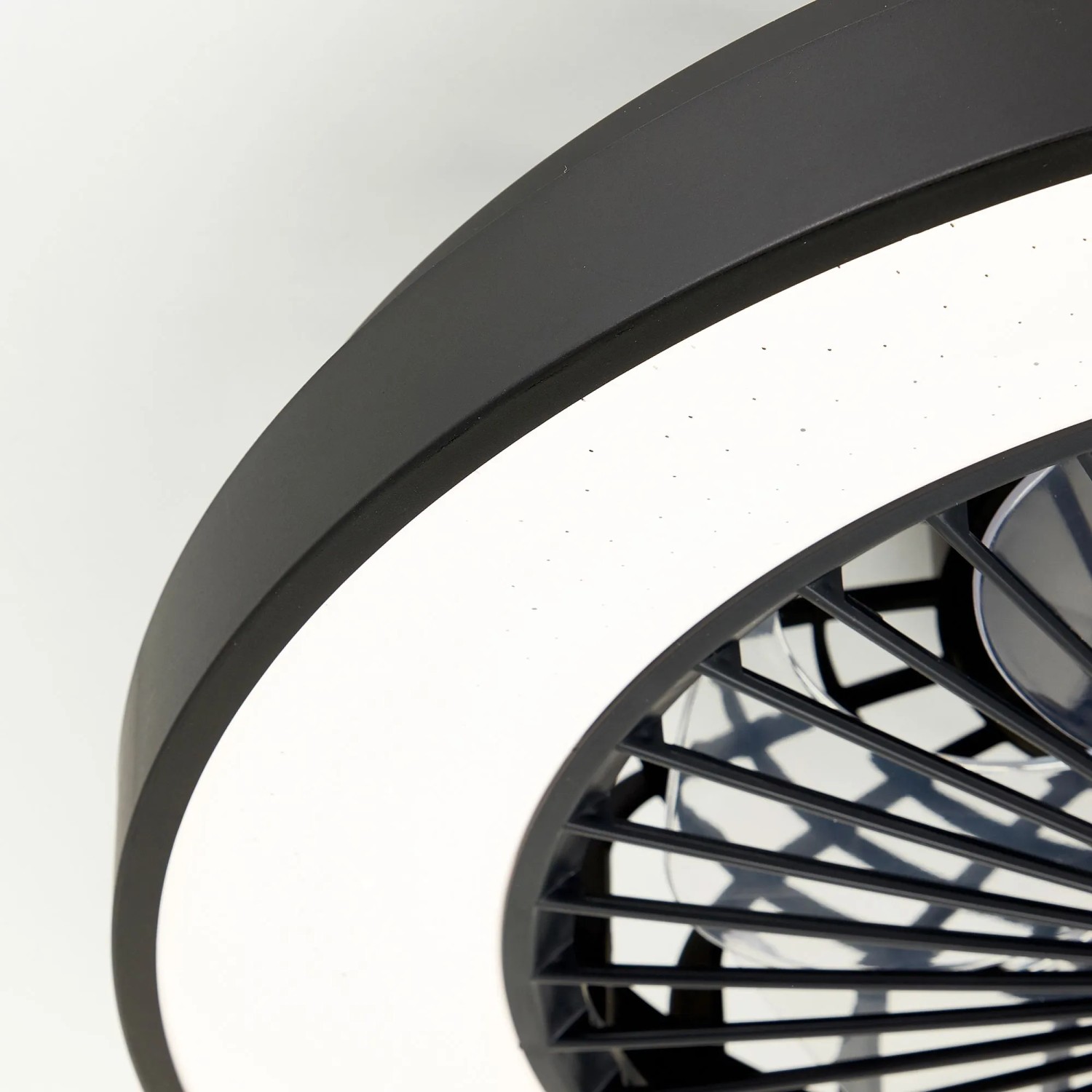 Schwarze LED-Deckenleuchte Mazzaro mit Ventilator, Ø 48,5 cm.