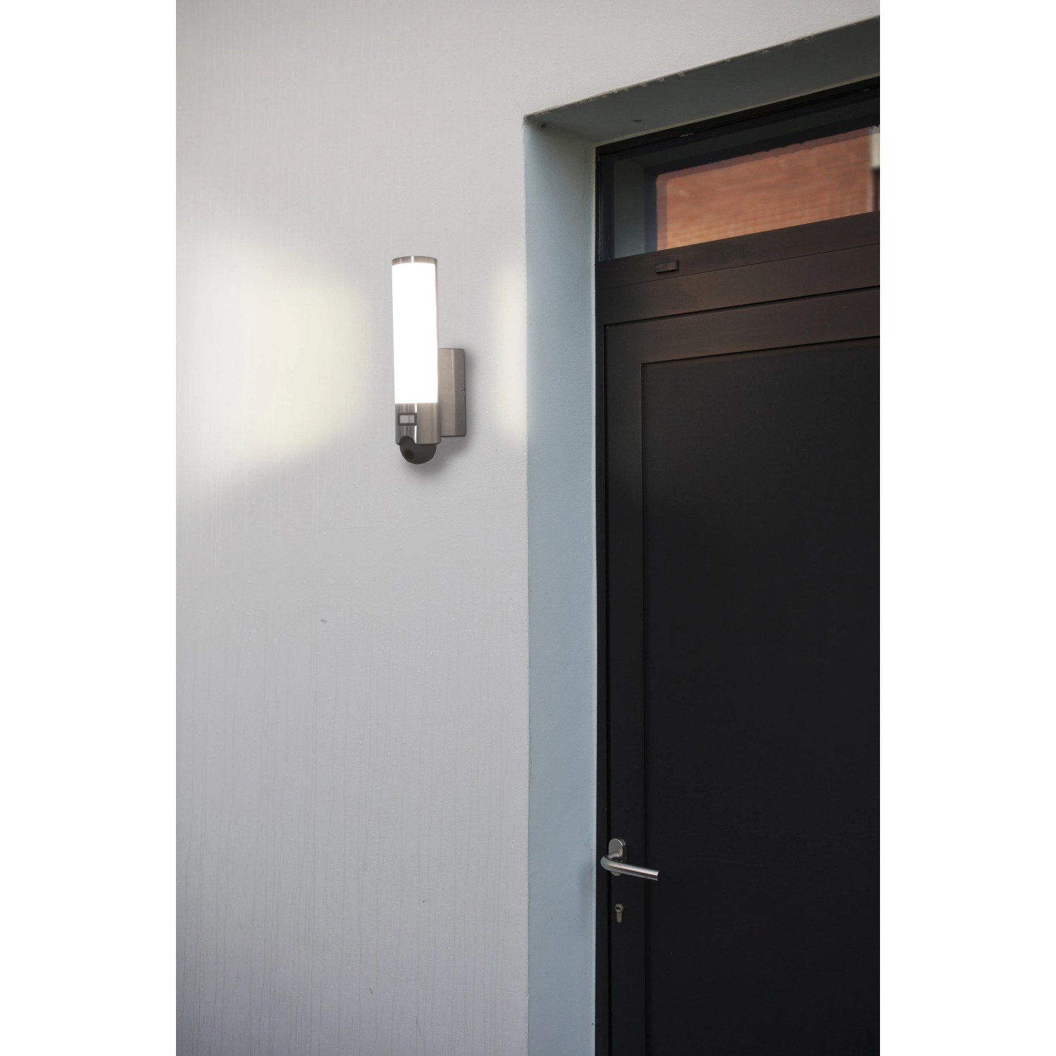 Moderne LUTEC LED-Kameraleuchte Elara Secury-Light neben einer Haustür. Smarte Aussenleuchte mit Kamera.