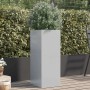 Silberner Pflanzkübel aus verzinktem Stahl, 75 cm hoch, mit Pflanze auf Holzterrasse. Ideal für Garten & Balkon.