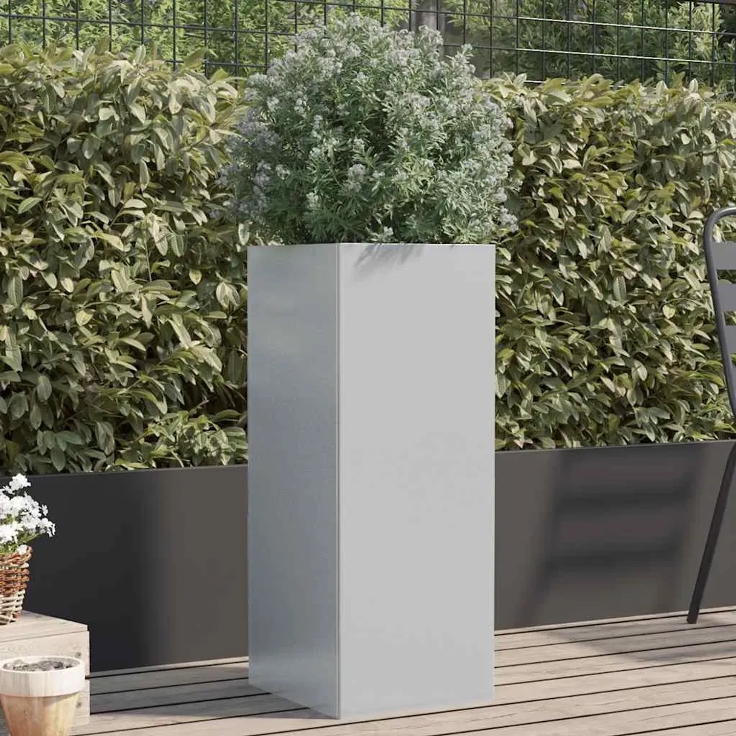 Silberner Pflanzkübel aus verzinktem Stahl, 75 cm hoch, mit Pflanze auf Holzterrasse. Ideal für Garten & Balkon.