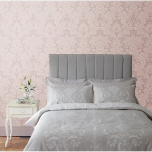 Romantische Laura Ashley Vliestapete Martigues Sugared Violet im Schlafzimmer mit Damastmuster.