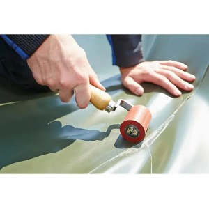 Anwendung von Oase PVC-Folienkleber mit Andrückrolle auf Teichfolie.