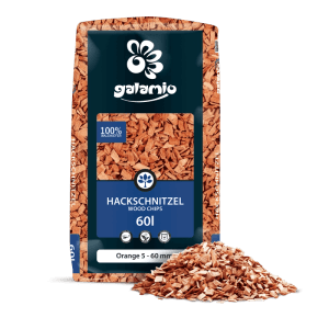 Galamio Holzhackschnitzel Orange 60l. Sack mit leuchtend orangefarbenen Kiefernholz-Mulchspänen, daneben eine Schüttung.