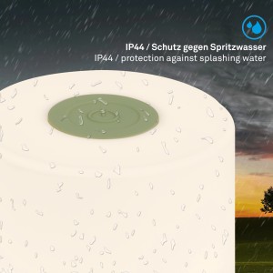Grüne Brilo Akku-Tischleuchte Smal mit IP44 Spritzwasserschutz im Regen.