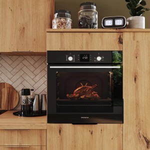 Respekta Herdset Ned + Alex in Küche mit Gans im Backofen. Autarkes Induktionskochfeld und 80 Liter Backofen.