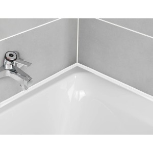 Weißes, knickbares Wenko Abdichtband an Badewanne mit Armatur und grauen Fliesen.