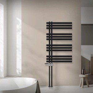 Schwarzer LuxeBath Badheizkörper Iron, 600x1000 mm mit Thermostat im modernen Bad.