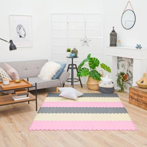 LittleTom Baby & Kinder Puzzlematte, 27 Teile, in Grau, Beige, Pink gestreift auf Holzboden. Weiche Spielmatte.