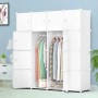 Weißer modularer Kleiderschrank mit vielen Fächern und Kleiderstangen, gefüllt mit bunter Kleidung. Geräumige, faltbare Garderobe.