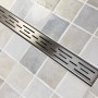Verosan+ Duschrinne Isel, 80 cm, Edelstahl, eingebaut in gefliestem Duschboden.