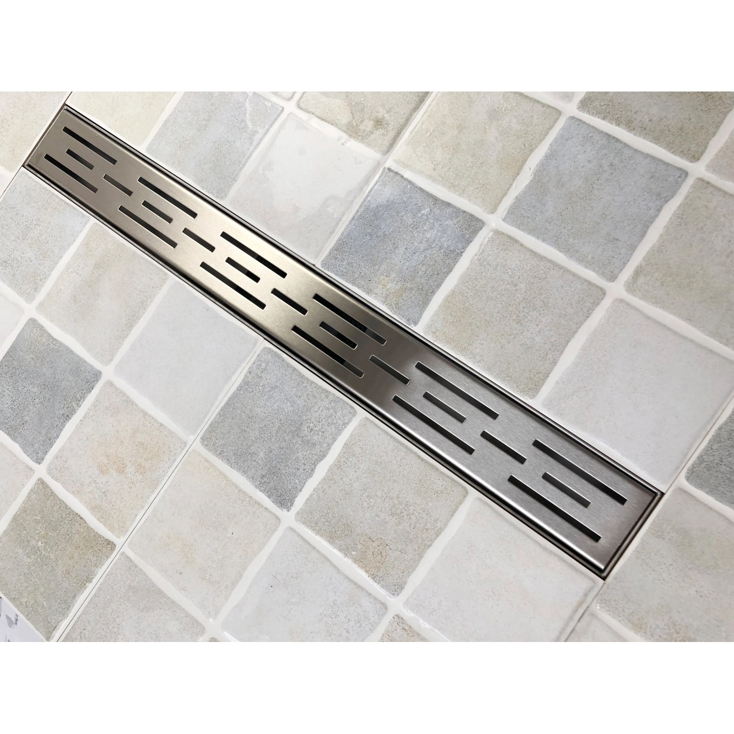 Verosan+ Duschrinne Isel, 80 cm, Edelstahl, eingebaut in gefliestem Duschboden.
