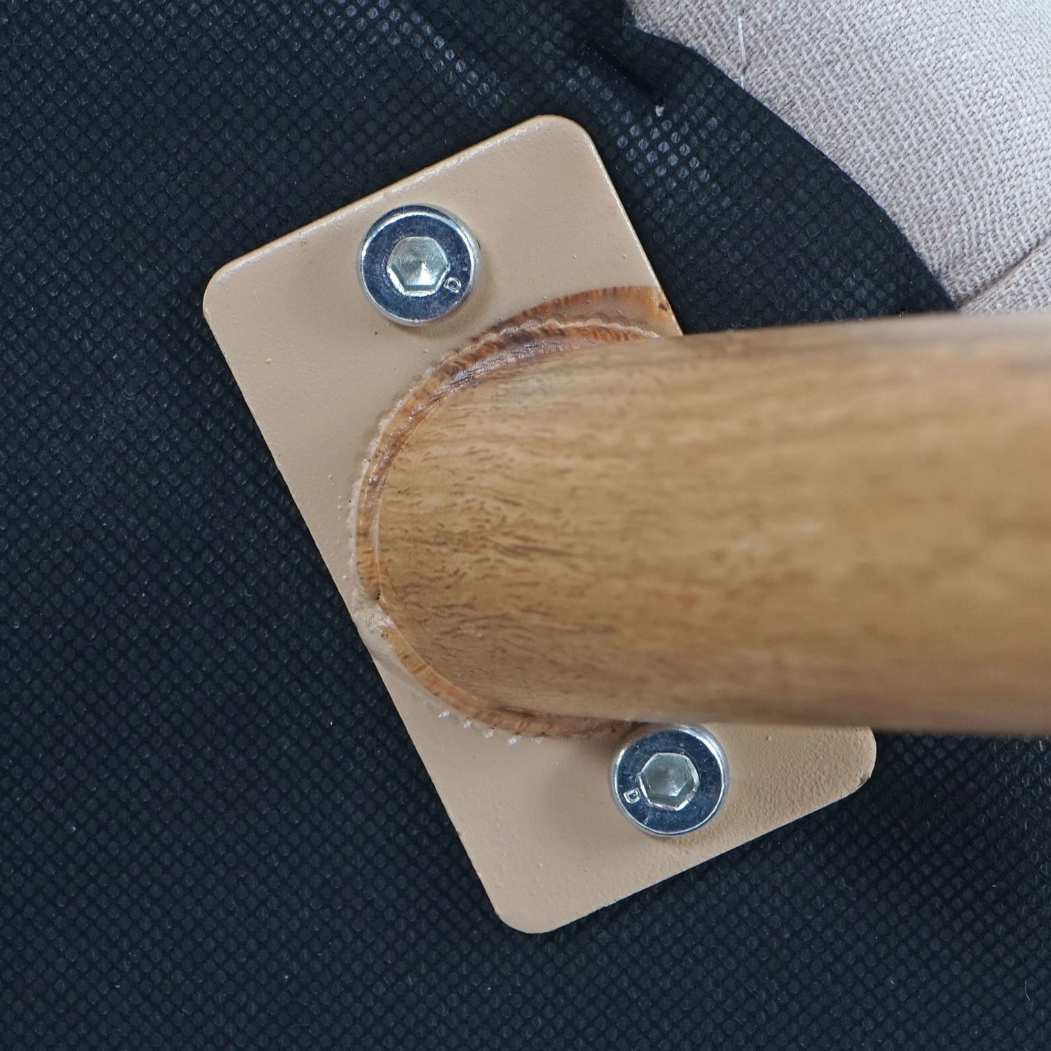 Detailaufnahme: Beinbefestigung des beigen MCW Esszimmerstuhls (4er-Set) mit Holzoptik.