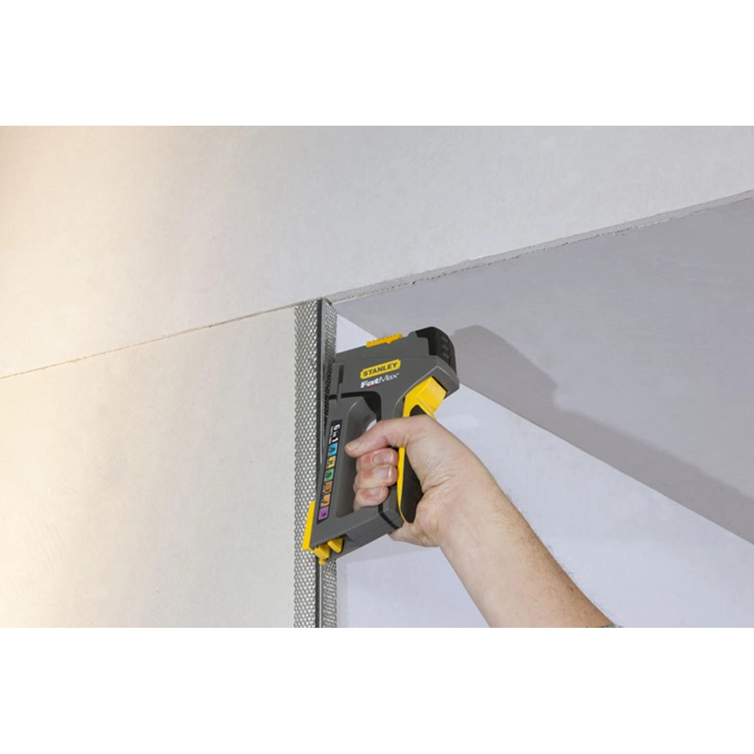 Stanley FatMax TR75 Handtacker in Verwendung, geeignet für Klammern, Nägel und Stifte.