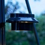 Juliana LED Solar Lampe, schwarz, für Gewächshäuser, montiert an einem Rahmen.